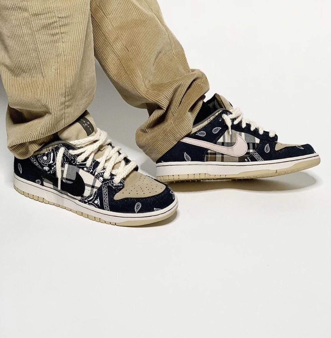 Nike Jordan SB Dunk "X Travis Scott Cactus Jack" - Image 4