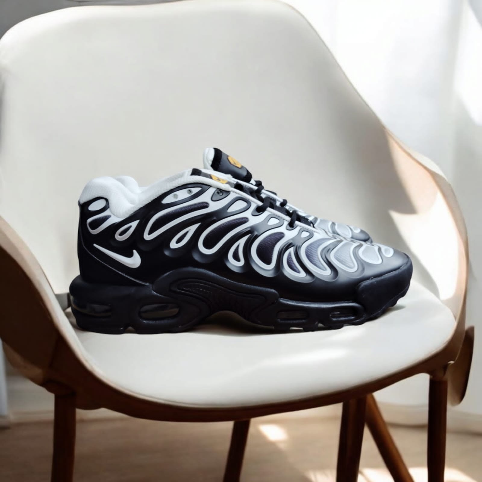 Nike Air Max Plus Drift - Image 8